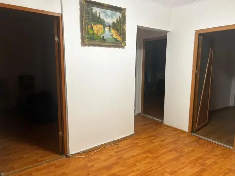Vând apartament ultracentral, în zona CAR-SAS, poziție excelentă, la etajul 1   ideal pentru locuit sau investiție sigură. 4 camere decomandate   spațios și luminos, Bucătărie mare, 2 băi, 2 balcoane închise (termopan), Complet renovat