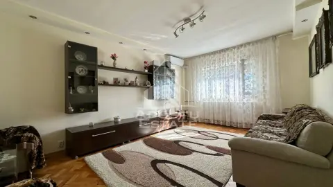 Apartament de vanzare cu 3 camere, decomandat, zona Soarelui