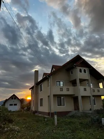 Casă spațioasă în Hațeg, cu anexe și garaj – totul nou, 350 mp utili, teren 1.600 mp
