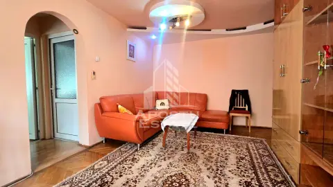 Apartament de vanzare cu 3 camere, etaj intermediar, zona Dacia