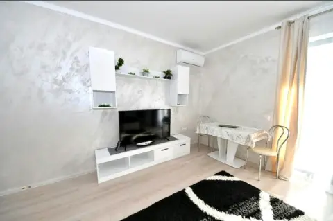 De inchiriat apartament 2 camere, bloc Flamingo, etaj 3, 500 euro