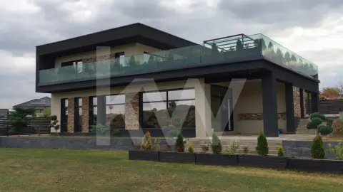 Casa individuala cu piscina interioara