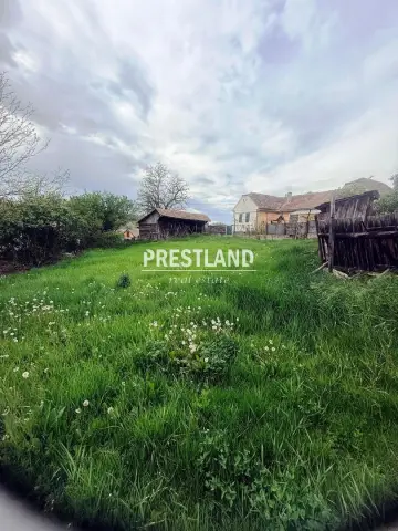 Casa modesta ,situată in Slimnic