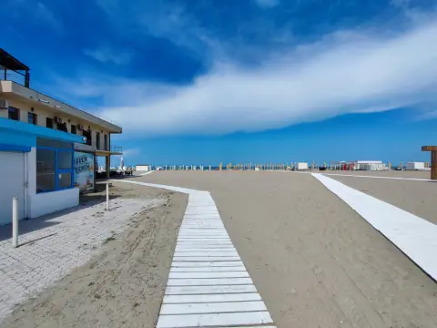 Teren si spatiu comercial de vanzare pe plaja in Mamaia, comision 0%.