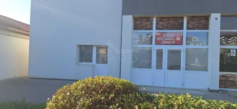 Închiriez spațiu comercial în centrul din Cristești – 75 mp