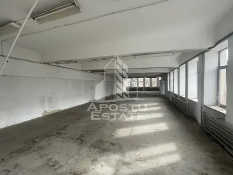 Spatiu comercial 1050 mp si 812 mp teren, in zona Sagului.