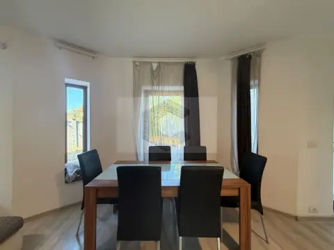 Duplex de vanzare,4 camere si 3 bai, acces auto, Dumbravita