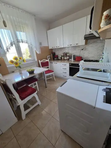 BRASADAS vinde ap 3 cam etaj 4/4 zona Closca.