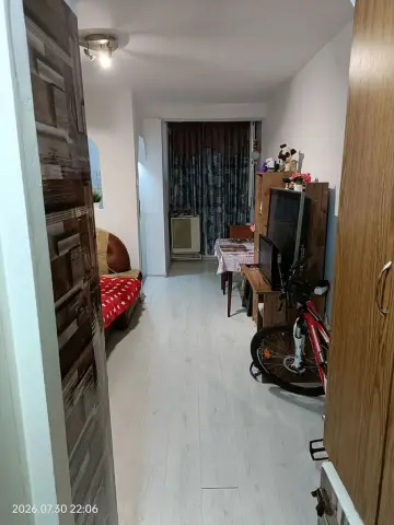 BRASADAS vinde garsonieră la etajul 1/4 pe Ostrovului.