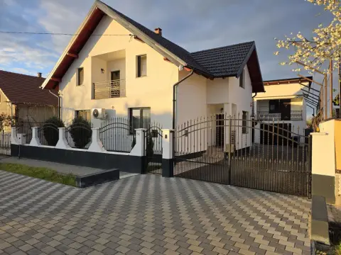 BRASADAS vinde casa individuala 4 cam 8 ari in Botiz.