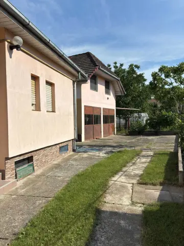 Casă deosebită cu grădină liniștită aproape de centru