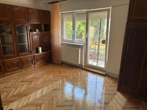 BRASADAS vinde ap 3 cam etaj 1/4 Carpați 2.