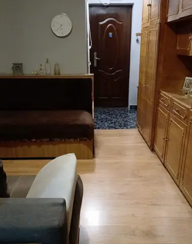 BRASADAS vinde garsoniera pe Ostrovului la etajul 3/4.