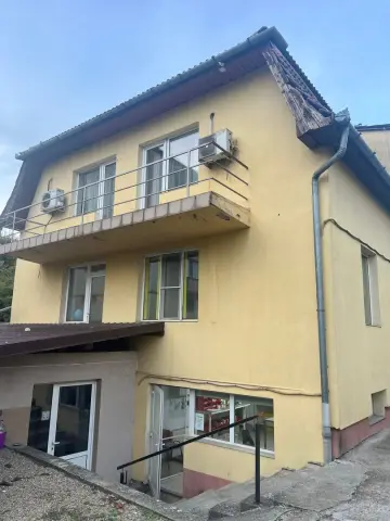 Imobil multifuncțional, 450 mp utili, teren 640 mp, Toront...