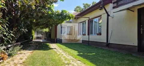 Casă din cărămidă cu spațiu comercial la stradă, garaj și curte