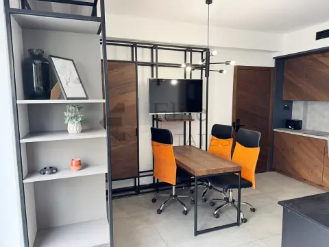 Birou de inchiriat cu balcon I complet mobilat nou in Nufarul