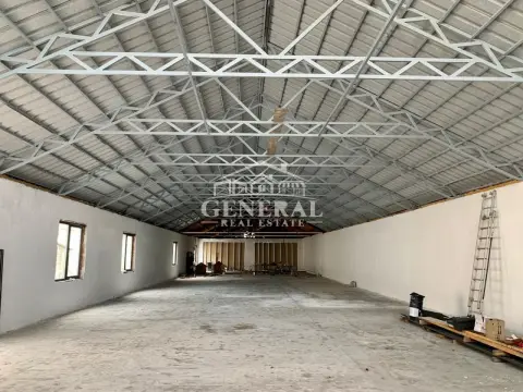 Hala de inchiriat pe Bd. Regele Mihai 150m2 si 300m2 pret /3Euro /m2