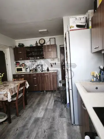 vând apartament cu 3 camere in Tudor zona Fortuna