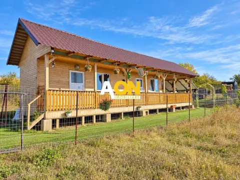 Cabană din lemn, 2 camere, panouri solare, teren 500 mp, Bărăbanț