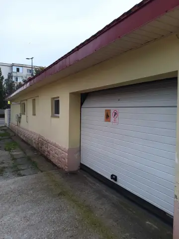 Km 5 – casă cu 3 camere, curte pavată și garaj separat