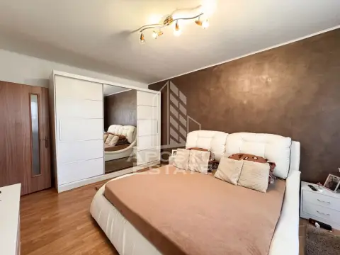 Apartament de vanzare cu 4 camere si 2 bai, etaj intermediar, Sagului