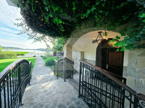 Vilă cu ponton privat la Lacul Snagov – casă de oaspeți, cramă, 1.768 mp