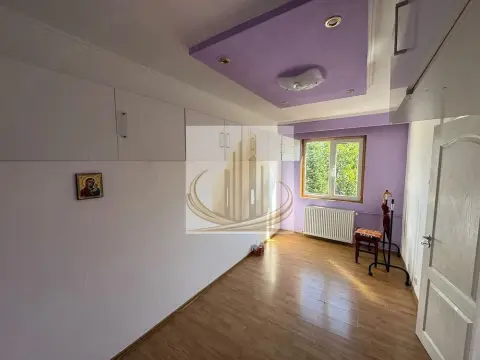 Apartament 3 camere, 40 mp utili, etaj 4/4, acoperiș, zona Șagului