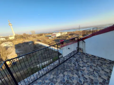 Mansardă de închiriat cu vedere la Dunăre - Micro 21 - 295 euro