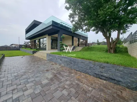 Vilă modernă premium cu piscină interioară, teren 1200 mp și panoramă