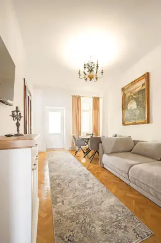 Piața Mică, Sibiu: 2 apartamente și un spațiu comercial de vânzare