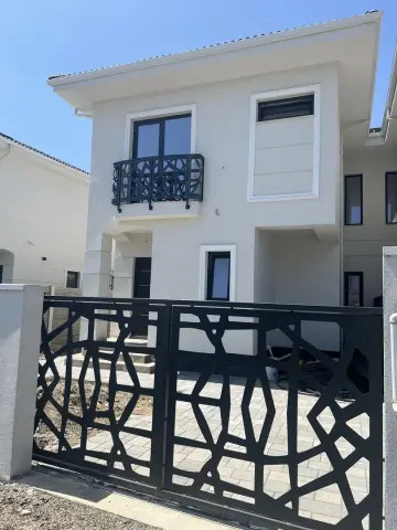 Jumătate de duplex premium, 120 mp utili, teren 256 mp, garaj și 3 dor