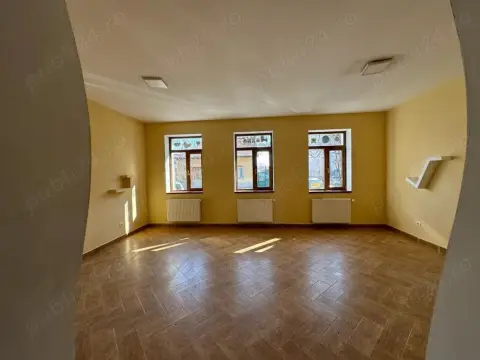 Casă versatilă 280 mp, teren 250 mp, 4 locuri parcare în Timișoara