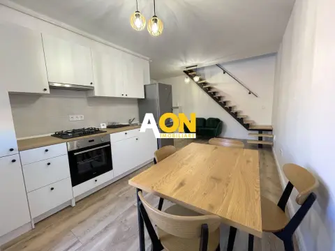 Apartament cu 3 camere, balcon si scara interioara