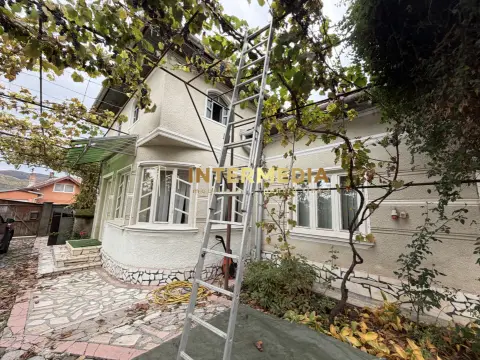 CASĂ DE VÂNZARE ÎN ȘARD, COMUNA IGHIU – TEREN 2.709 MP | 2 CASE | GARAJE | ANEXE