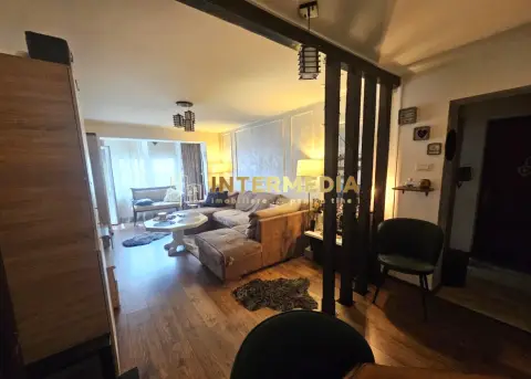 Apartament 3 camere CETATE Bulevard Etaj 3 Renovat Total Mobilat Beci Parcare