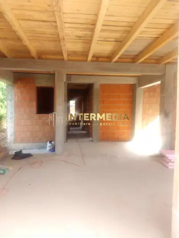Casa noua cu 4 camere situata in zona Centru la asfalt cu toate utilitatile