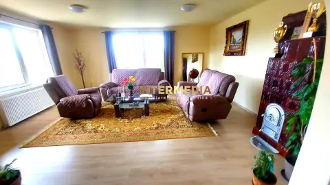 Gospodarie, casa cu 5 camere si 8272 mp teren, in Oarda