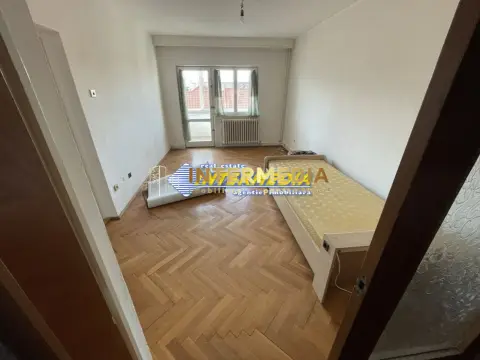 Apartament 3 camere etaj 2 +garaj + boxa in Cetate zona Caroline
