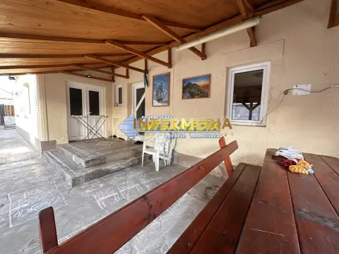 Casa cu 3 camere in Cetate la asfalt cu 1176 mp Teren