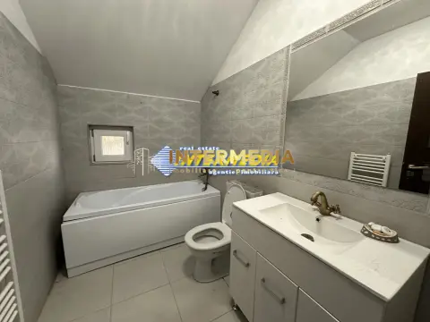 Proprietate 2 case curte pavata Teren 700 mp Hotel CETATE gard utilitati