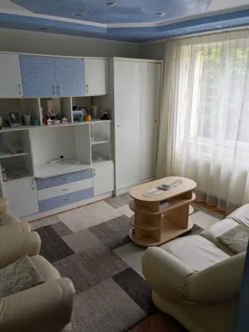 BRASADAS vinde ap 3 cam etaj 3 Botizului.