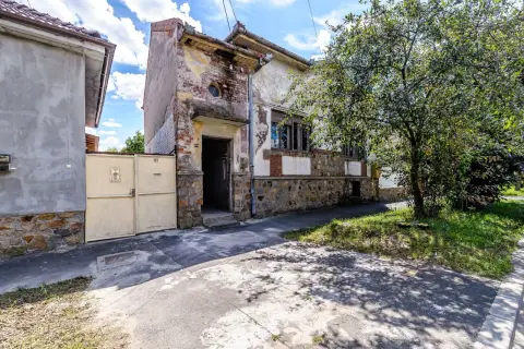 Pârneava. 716 mp teren + două corpuri de casă