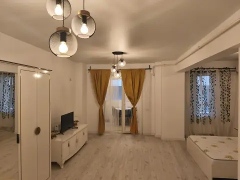 Închiriez Garsonieră