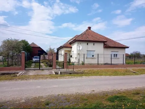 Casa de vanzare sau schimb cu apartament