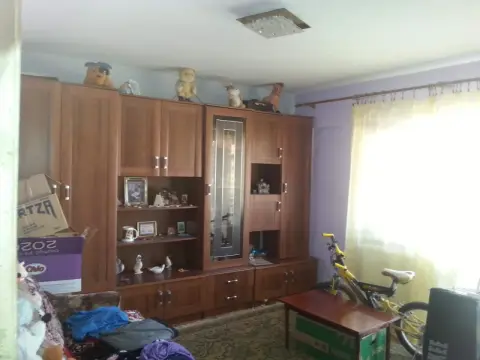 ageuropa.ro vinde ap 2 cam la etajul 4 în Carpați 2.