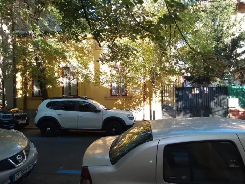 Inchiriez casa la curte in centru,zona Foisorul de Foc