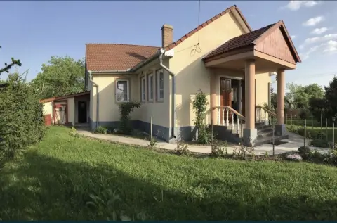 Vand casa in Acas judetul Satu Mare 136 mp si teren 710 mp