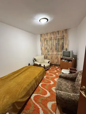 BRASADAS vinde ap 2 cam Botizului etaj 2 cu balcon