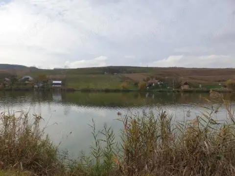 De vanzare teren cu front la LAC