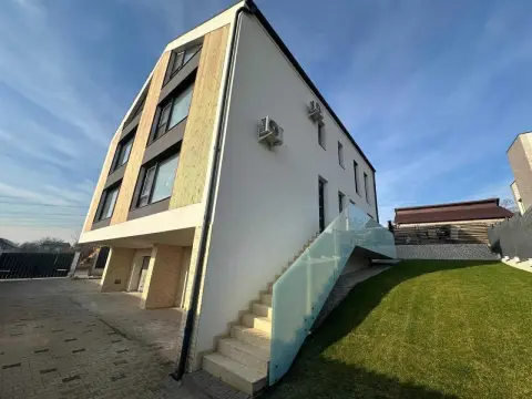 2 Apartamente in vila, zona panoramica, Dambu Rotund, 299900 euro